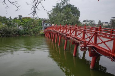 Hanoi, Vietnam - 9 Şubat 2024: Hoan Kiem Gölü, Hanoi, Vietnam 'da Ngoc Son Tapınağı' na köprü