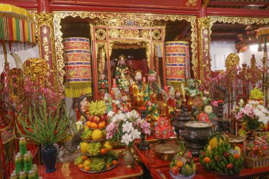 Hanoi, Vietnam - 9 Şubat 2024: Tran Quoc Pagoda 'nın içindeki tapınak, M.S. 545 yılından kalma Vietnam' ın en eski tapınağı.