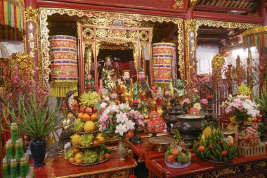 Hanoi, Vietnam - 9 Şubat 2024: Tran Quoc Pagoda 'nın içindeki tapınak, M.S. 545 yılından kalma Vietnam' ın en eski tapınağı.