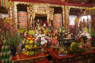 Hanoi, Vietnam - 9 Şubat 2024: Tran Quoc Pagoda 'nın içindeki tapınak, M.S. 545 yılından kalma Vietnam' ın en eski tapınağı.