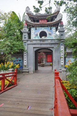 Hanoi, Vietnam - 9 Şubat 2024: Hoan Kiem Gölü, Hanoi, Vietnam 'da Ngoc Son Tapınağı' na köprü