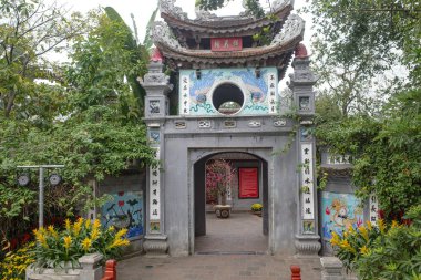 Hanoi, Vietnam - 9 Şubat 2024: Hoan Kiem Gölü, Hanoi, Vietnam 'da Ngoc Son Tapınağı' na köprü