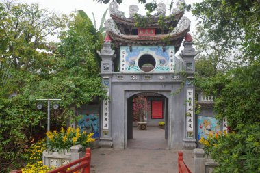Hanoi, Vietnam - 9 Şubat 2024: Hoan Kiem Gölü, Hanoi, Vietnam 'da Ngoc Son Tapınağı' na köprü