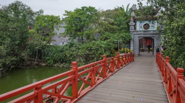 Hanoi, Vietnam - 9 Şubat 2024: Hoan Kiem Gölü, Hanoi, Vietnam 'da Ngoc Son Tapınağı' na köprü