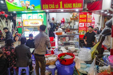 Hanoi, Vietnam - 9 Şubat 2024: Hanoi, Vietnam sokaklarında işlek bir Bun Cha restoranı