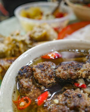 Hanoi, Vietnam - 9 Şubat 2024: Bun Cha, geleneksel bir Vietnam vermicelli çorbası.