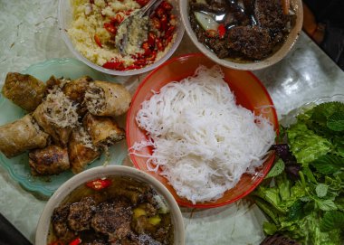 Hanoi, Vietnam - 9 Şubat 2024: Bun Cha, geleneksel bir Vietnam vermicelli çorbası.