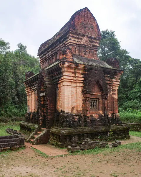 Hoi An, Vietnam - 6 Şubat 2024: Oğlum Hindu tapınağı Champa Krallığı sırasında inşa edildi, Vietnam