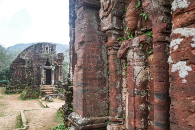 Hoi An, Vietnam - 6 Şubat 2024 Antik Oğlum Hindu Tapınağı 'nda taş oymacılığı, Champa Krallığı, Vietnam