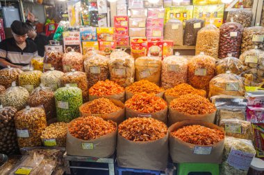 Ho Chi Minh Şehri, Vietnam - 3 Şubat 2024: Cho Ben Thanh Market, Saigon 'da kurutulmuş karides satan tezgah
