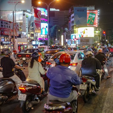 Ho Chi Minh Şehri, Vietnam - 3 Şubat 2024: Saigon 'daki Tran Nguyen anıtı kavşağında trafik