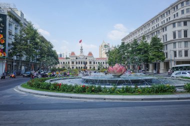 Ho Chi Minh Şehri, Vietnam - 2 Şubat 2024: Ho Chi Minh Heykeli Belediye Binası önünde