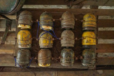 Ho Chi Minh Şehri, Vietnam - 2 Şubat 2024: Vietnam Savaşı 'ndan kalma Amerikan topçuları Cu Chi tünellerinde sergileniyor