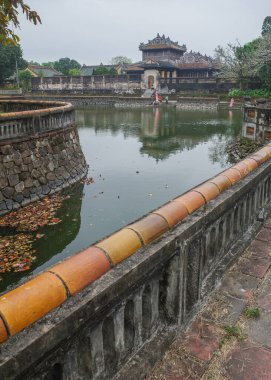 Hue, Vietnam - 6 Şubat 2024: Kraliyet Bahçesi Gölü ve Tayland Binh Pavyonu, Kraliyet Şehri, Hue