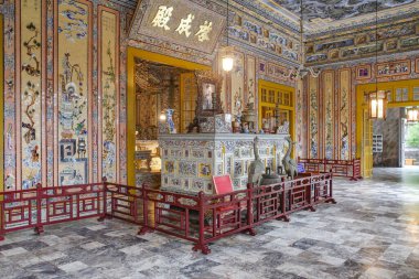 Hue, Vietnam - 6 Şubat 2024: Thien Dinh Sarayı ve İmparator Khai Dinh 'in bol süslemeli mezarı