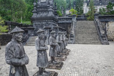 Hue, Vietnam - 6 Şubat 2024: İmparator Khai Dinh anıtmezarındaki koruyucu figürler, Hue, Vietnam