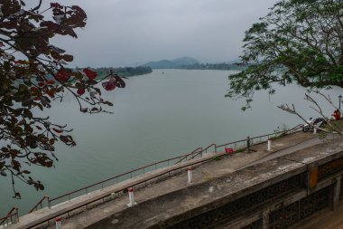 Hue, Vietnam - 6 Şubat 2024: Hue, Vietnam 'daki Thien Mu Pagoda' nın önündeki Parfüm Nehri