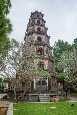 Hue, Vietnam - 6 Şubat 2024: Thien Mu Pagoda ve Budist Tapınağı, Hue, Vietnam
