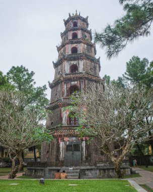 Hue, Vietnam - 6 Şubat 2024: Thien Mu Pagoda ve Budist Tapınağı, Hue, Vietnam