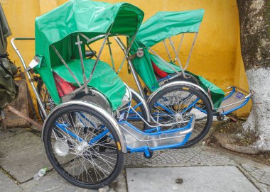 Hoi An, Vietnam - 8 Şubat 2024 Hoi An Eski Mahallesi 'nde geleneksel rikshaw üç tekerlekli bisikleti