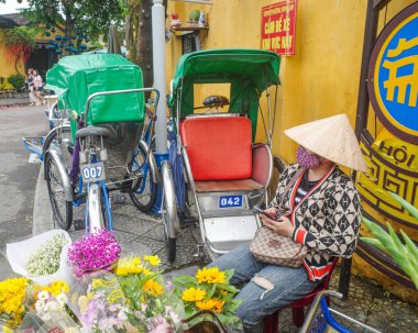 Hoi An, Vietnam - 8 Şubat 2024 Hoi An Eski Mahallesi 'nde geleneksel rikshaw üç tekerlekli bisikleti