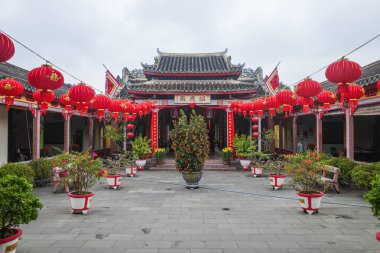 Hoi An, Vietnam - 8 Şubat 2024 Quan Kong Tapınağı 'nın içi. Hoi An Kadim Kasabası, Quang Nam Eyaleti