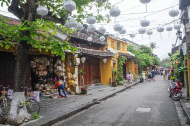 Hoi An, Vietnam - 5 Şubat 2024 Hoi An Kadim Mahallesi çevresindeki sömürge sokakları, Vietnam
