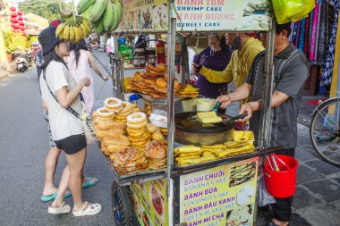 Hoi An, Vietnam - 5 Şubat 2024: Hoi An gece pazarında sokak yemekleri satıcısı