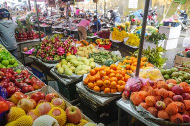 Hoi An, Vietnam - 5 Şubat 2024: Hoi An Merkez Pazarı, Vietnam 'da taze meyve ve sebze satışı