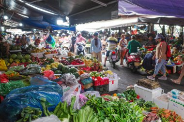 Hoi An, Vietnam - 5 Şubat 2024: Hoi An Merkez Pazarı, Vietnam 'da taze meyve ve sebze satışı
