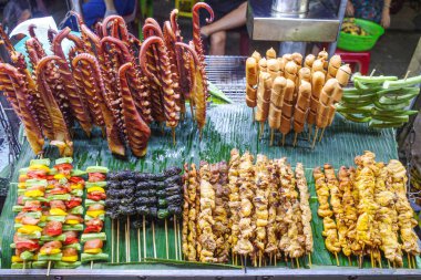 Hoi An, Vietnam - 5 Şubat 2024: Izgara ahtapot ve et şişleri Hoi 'de bir sokak satıcısından atıştırmalık olarak satıldı.