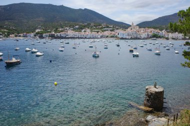 Kadavra, İspanya - 30 Haziran 2024: Eski şehir Kadavra, Costa Brava, Katalonya