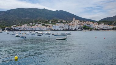 Kadavra, İspanya - 30 Haziran 2024: Eski şehir Kadavra, Costa Brava, Katalonya