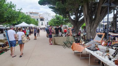 Kadavra, İspanya - 30 Haziran 2024: Kadavra, Girona yakınlarındaki Pazar antika pazarı, Costa Brava, İspanya