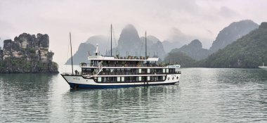 Halong Körfezi, Vietnam - 30 Ocak 2024: Güney Çin Denizi 'ndeki UNESCO Dünya Mirası sahası Ha Long Körfezi' nde seyir gemileri.