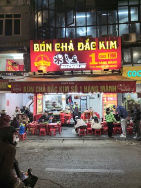 Hanoi, Vietnam - 28 Ocak 2024: Michelin 'in dışında Hanoi Eski Mahallesi' ndeki Bun Cha Dac Kim restoranını tavsiye etti.