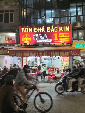 Hanoi, Vietnam - 28 Ocak 2024: Michelin 'in dışında Hanoi Eski Mahallesi' ndeki Bun Cha Dac Kim restoranını tavsiye etti.