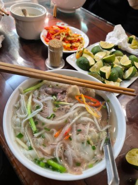 Hanoi, Vietnam - 28 Ocak 2024: Bir kase Pho, geleneksel Vietnam erişte çorbası