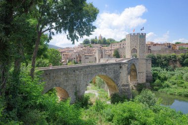 Girona, İspanya - 7 Temmuz 2024: Orta Çağ Pont Vell köprüsü Besalu, Katalonya 'daki Fluvia Nehri' ni geçiyor