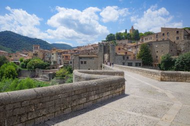Girona, İspanya - 7 Temmuz 2024: Orta Çağ Pont Vell köprüsü Besalu, Katalonya 'daki Fluvia Nehri' ni geçiyor