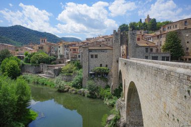 Girona, İspanya - 7 Temmuz 2024: Orta Çağ Pont Vell köprüsü Besalu, Katalonya 'daki Fluvia Nehri' ni geçiyor