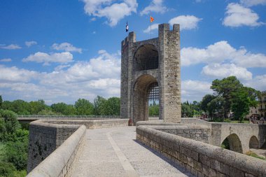 Girona, İspanya - 7 Temmuz 2024: Orta Çağ Pont Vell köprüsü Besalu, Katalonya 'daki Fluvia Nehri' ni geçiyor