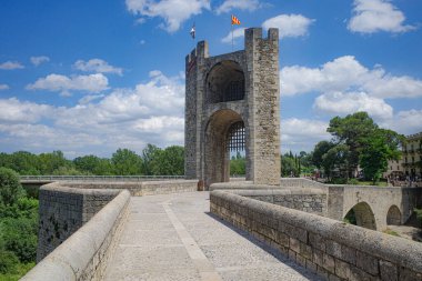 Girona, İspanya - 7 Temmuz 2024: Orta Çağ Pont Vell köprüsü Besalu, Katalonya 'daki Fluvia Nehri' ni geçiyor