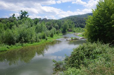 Girona, İspanya - 7 Temmuz 2024: Besalu, Katalonya 'daki Fluvia Nehri