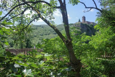 Girona, İspanya - 7 Temmuz 2024: Fluvia, Katalonya, İspanya 'dan Castellfollit de la Roca manzarası