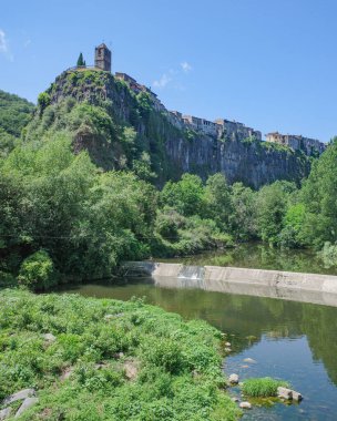 Girona, İspanya - 7 Temmuz 2024: Fluvia, Katalonya, İspanya 'dan Castellfollit de la Roca manzarası