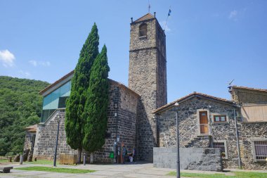 Girona, İspanya - 7 Temmuz 2024: Castellfollit de la Roca Eski Kilisesi, Katalonya