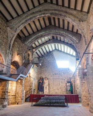 Girona, İspanya - 7 Temmuz 2024: Castellfollit de la Roca Eski Kilisesi, Katalonya