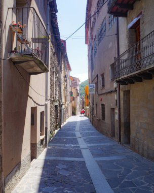 Girona, İspanya - 7 Temmuz 2024: Katalonya 'nın Castellfollit de la Roca kasabasında dar sokaklar