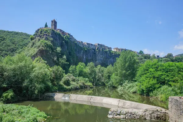 Girona, İspanya - 7 Temmuz 2024: Fluvia, Katalonya, İspanya 'dan Castellfollit de la Roca manzarası